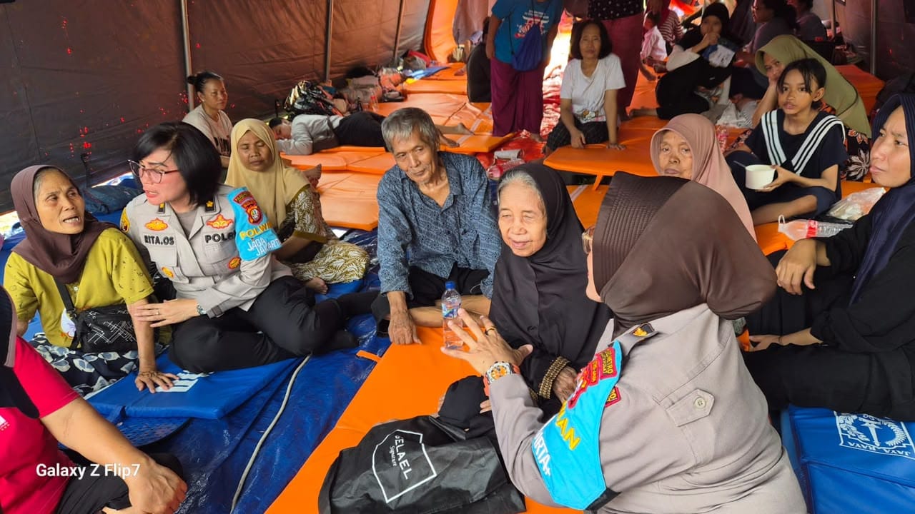 Polwan Jaga Jakarta Salurkan Bantuan dan Trauma Healing bagi Korban Kebakaran Pasar Jiung