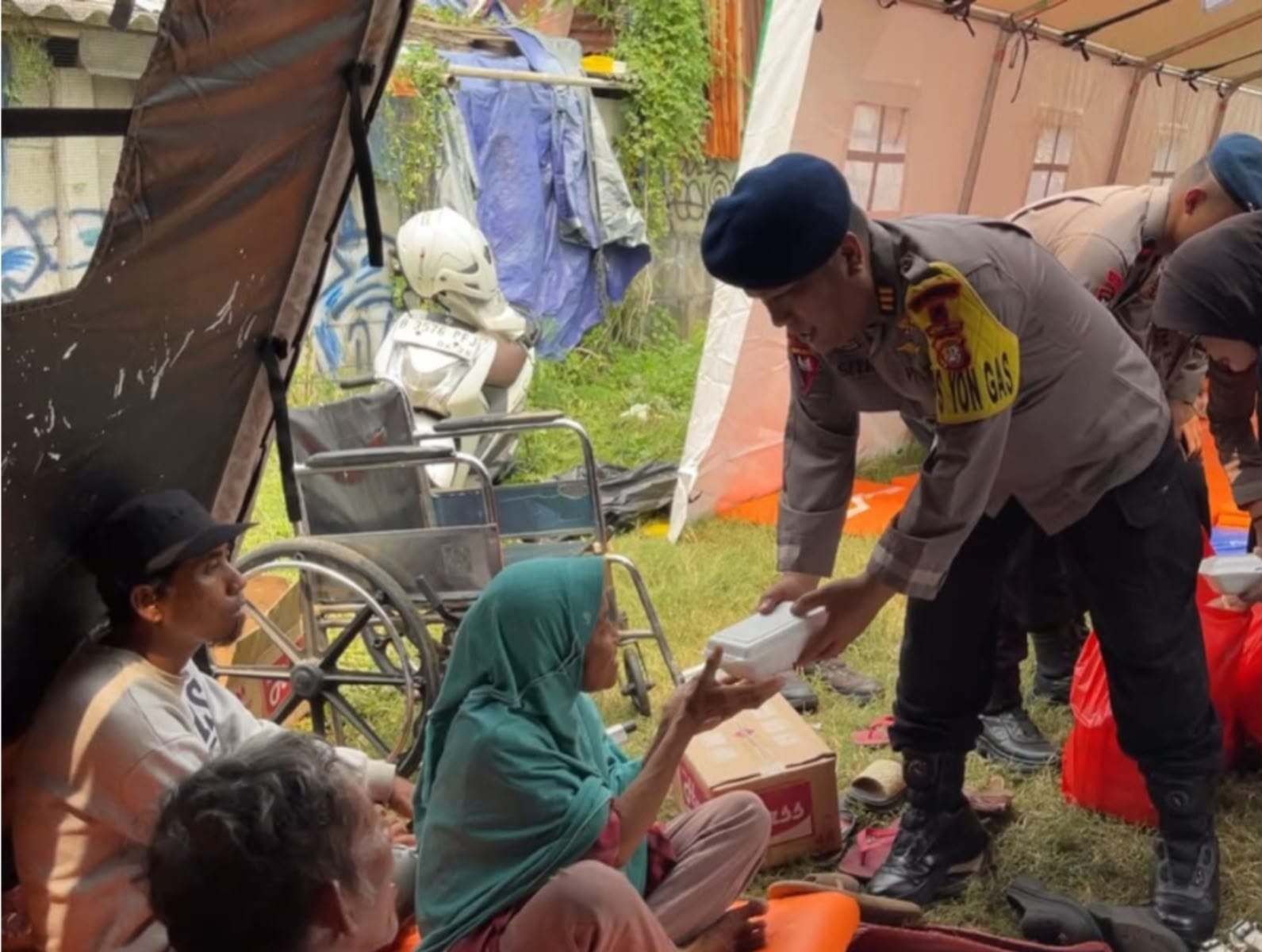 Peduli Korban Kebakaran Pasar Jiung, Brimob Metro Jaya Turunkan Dua Unit Dapur Lapangan