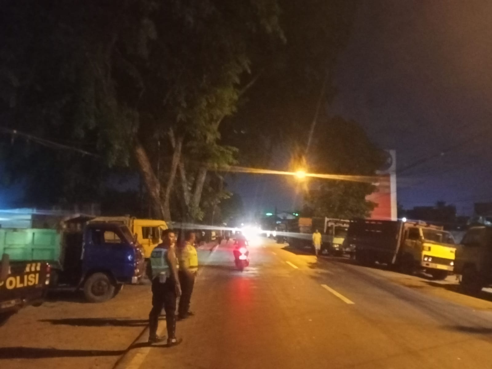Cegah Kemacetan, Personel Polsek Pontianak Utara Tertibkan Antrean Truk Pengisi BBM di SPBU