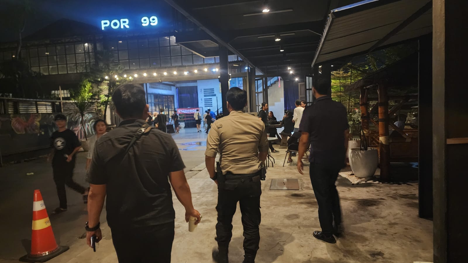 Polsek Pontianak Barat Gelar Patroli Dialogis dan Sampaikan Imbauan Kamtibmas di Cafe Port 99