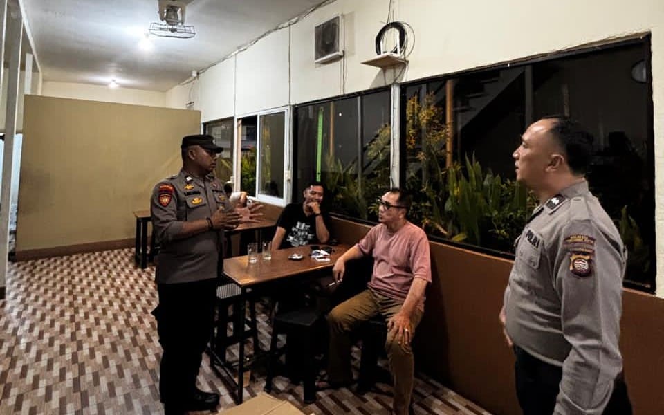 Sambangi Warga di Malam Hari, Polsek Pontianak Kota Sampaikan Pesan Keamanan Lingkungan