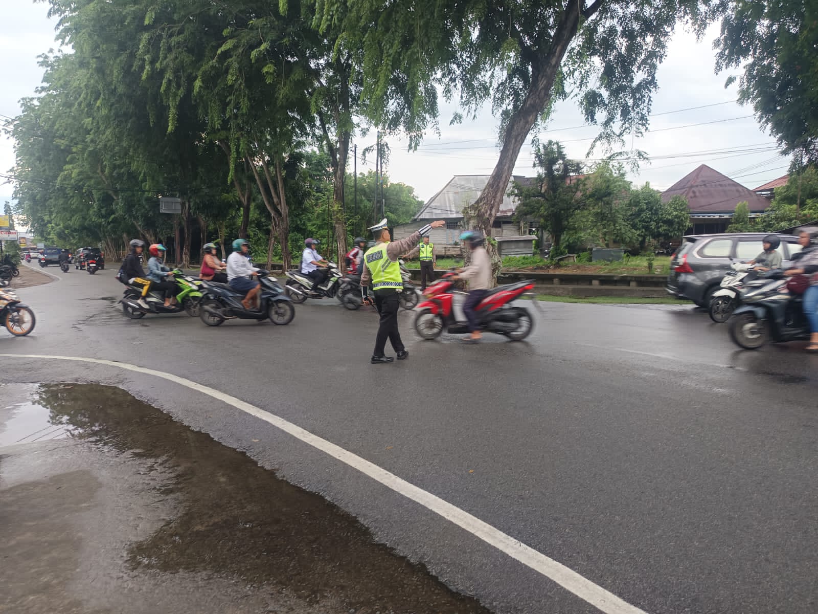 Personel Lantas Polsek Pontianak Kota Rutin Lakukan Pengaturan Lalu Lintas di Jam Sibuk Pagi