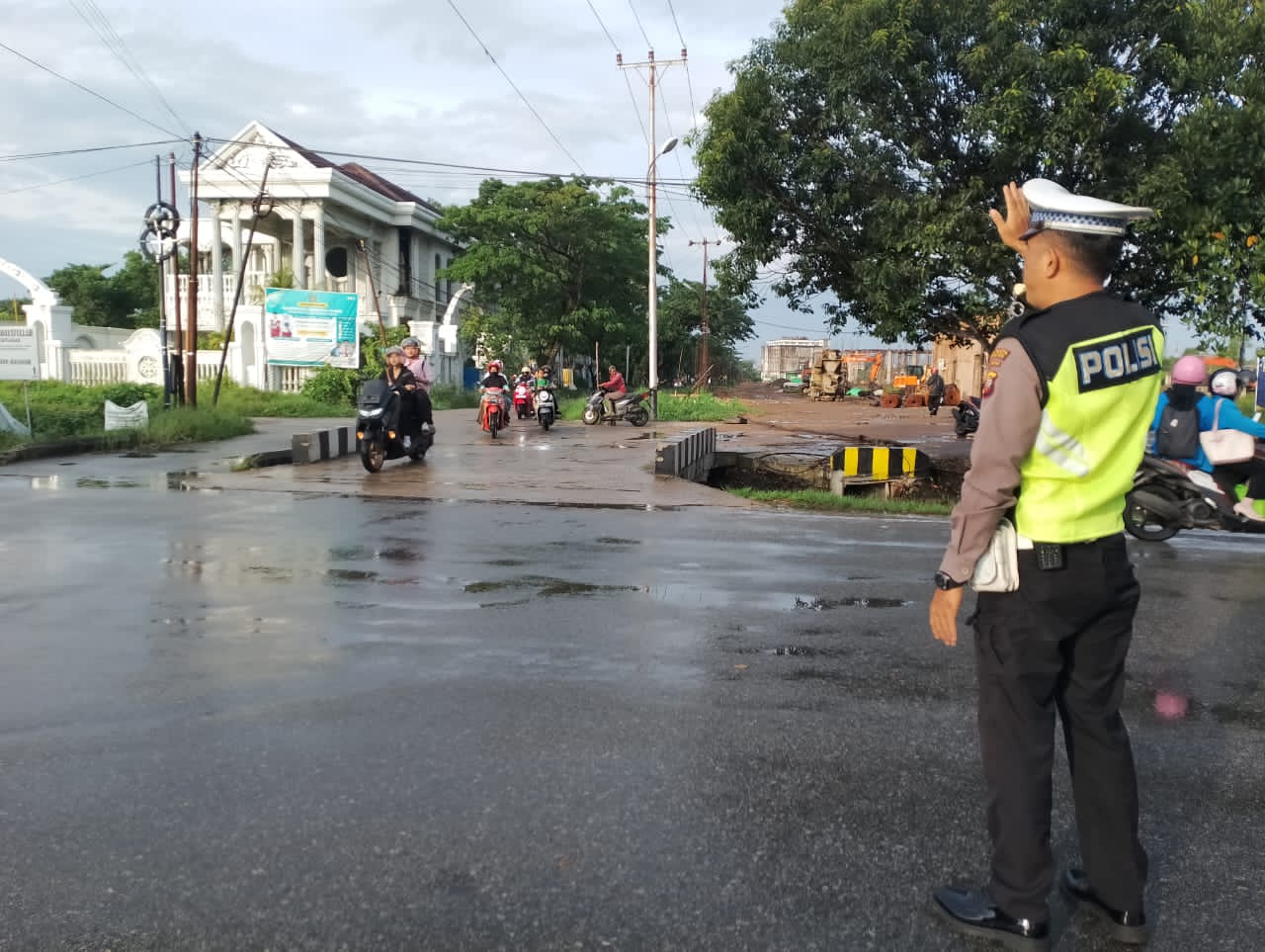 Wujud Pelayanan Prima, Polisi Lalu Lintas Polsek Pontianak Kota Atur Arus Kendaraan Pagi Hari