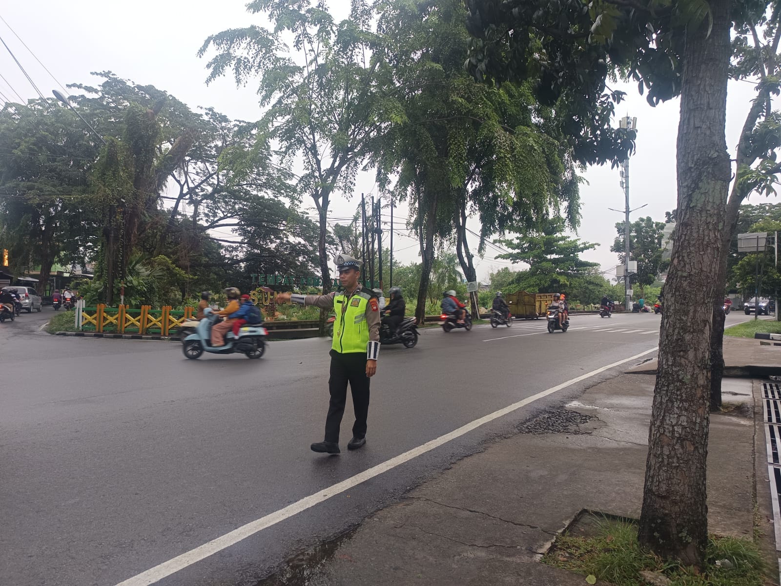 Ciptakan Kelancaran dan Keselamatan Berkendara, Personel Lantas Polsek Pontianak Kota Turun ke Jalan