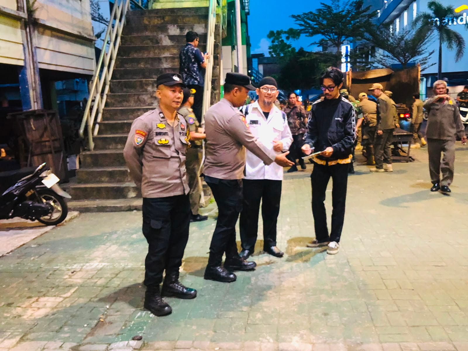 Jaga Kondusivitas Wilayah, Polsek Pontianak Kota Laksanakan Pengamanan Penertiban PKL di Jalan Asahan