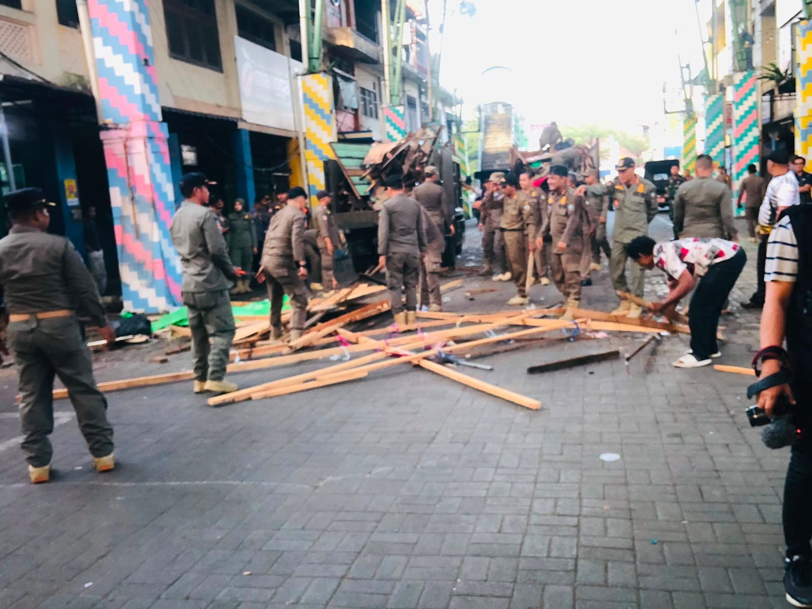 Pengamanan Humanis Warnai Penertiban Pedagang Kaki Lima di Jalan Asahan oleh Polsek Pontianak Kota