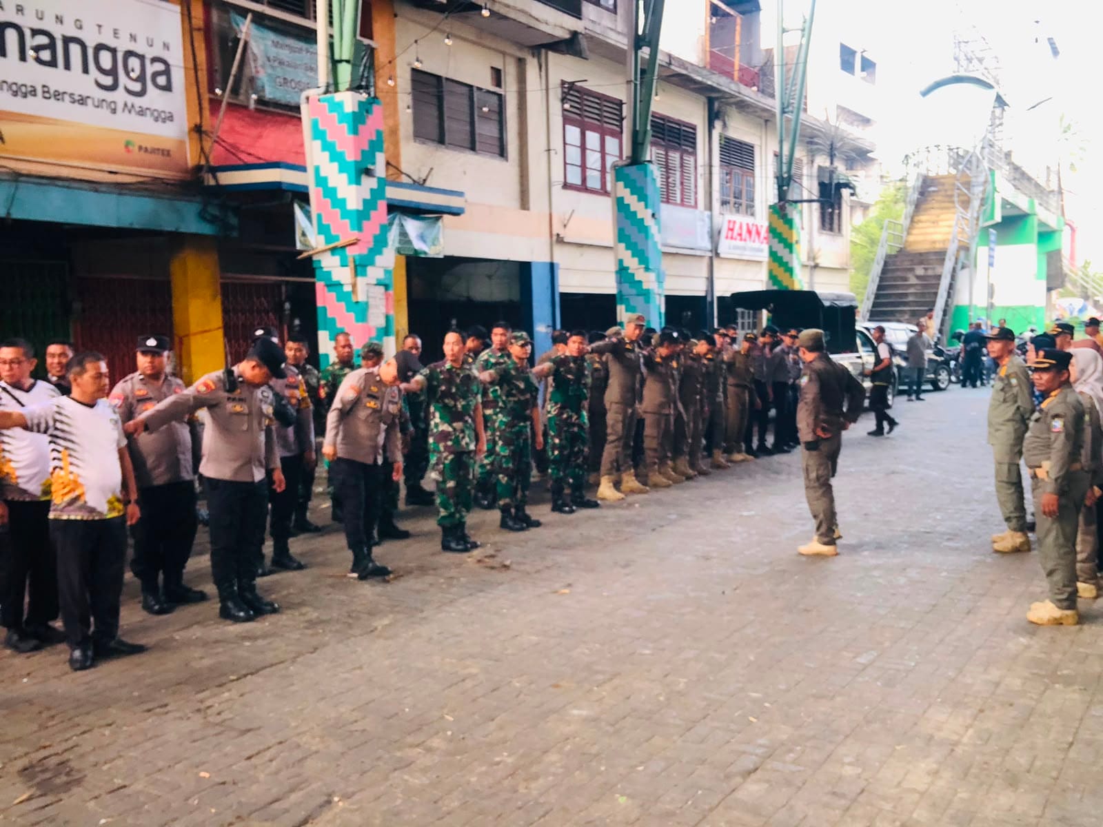Polsek Pontianak Kota Amankan Penertiban PKL di Jalan Asahan Pasar Tengah demi Ketertiban Umum