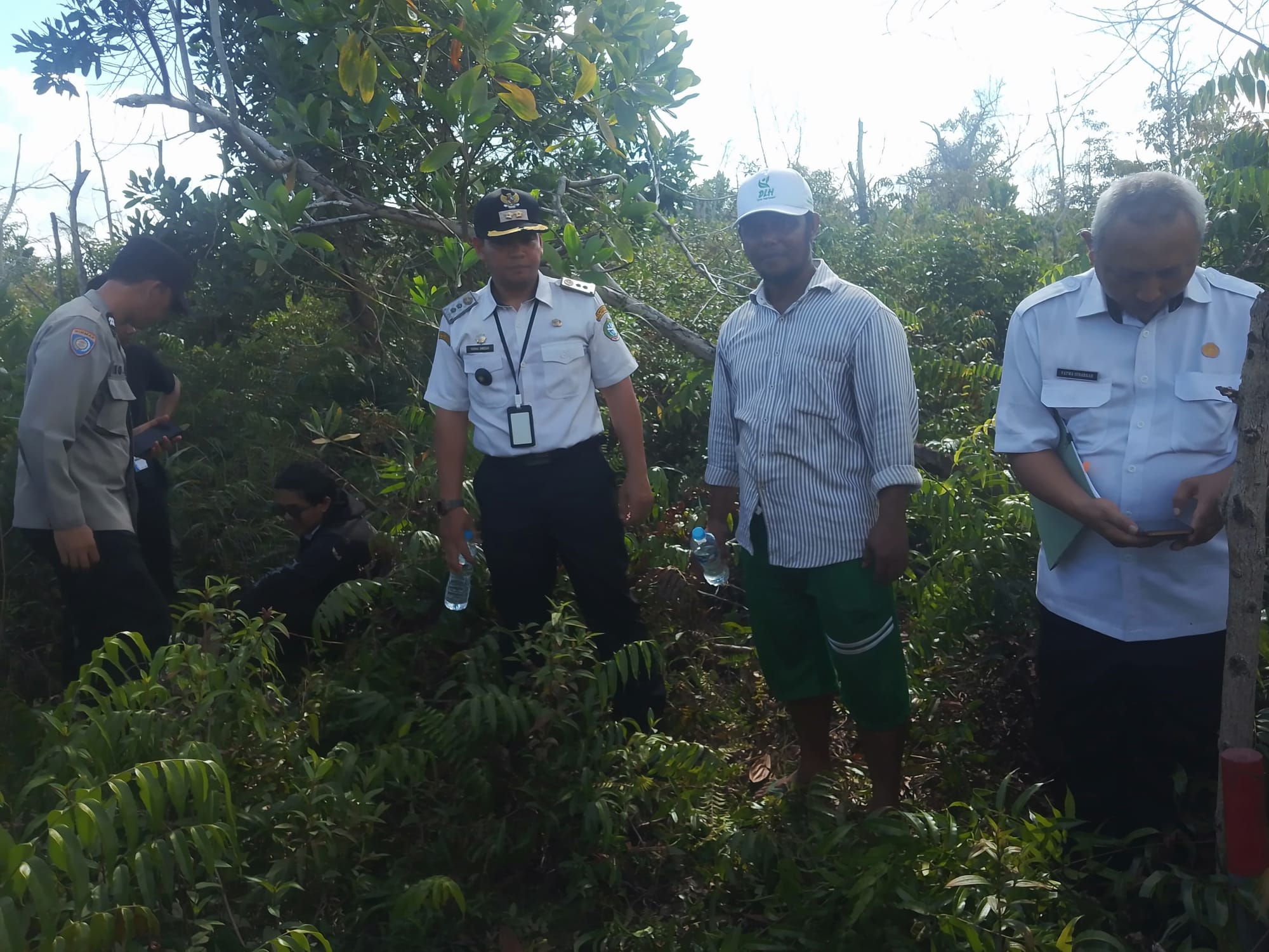 Bhabinkamtibmas Parit Tokaya Dampingi Survei Lokasi TPU, Dukung Pemenuhan Kebutuhan Masyarakat