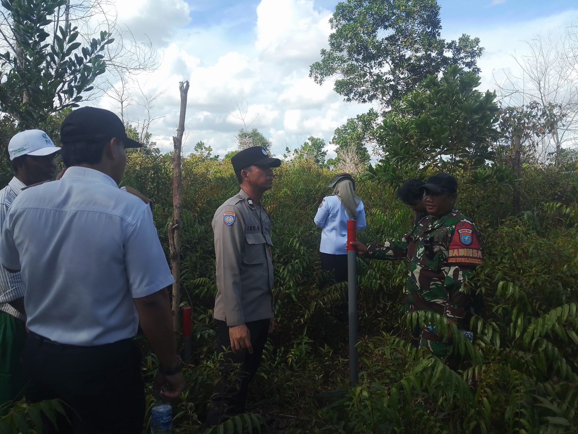 Wujud Sinergi dan Kepedulian, Bhabinkamtibmas Parit Tokaya Hadiri Pengecekan Rencana Lokasi TPU