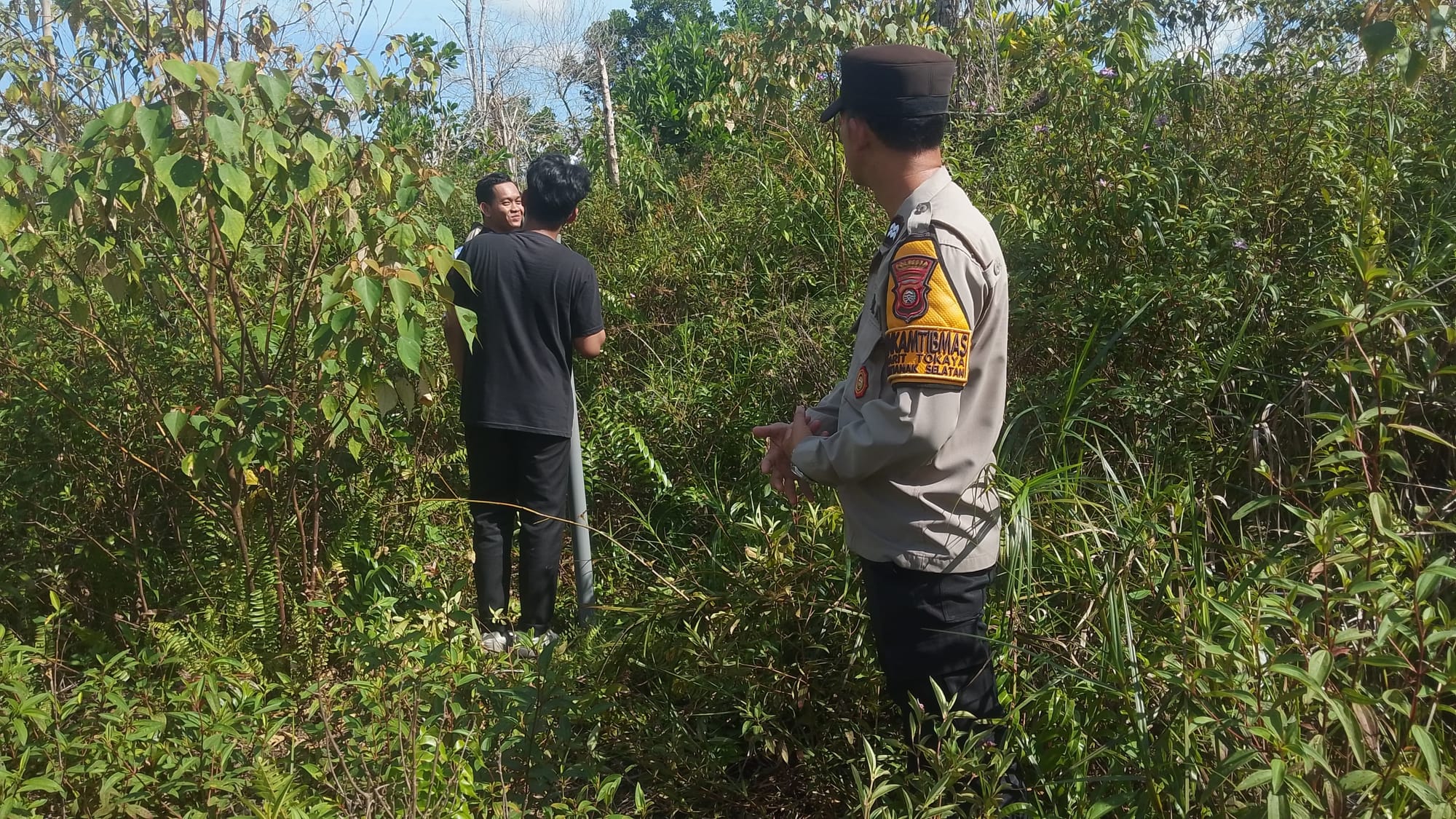 Perkuat Kolaborasi dengan Masyarakat, Bhabinkamtibmas Parit Tokaya Dampingi Peninjauan Lokasi TPU