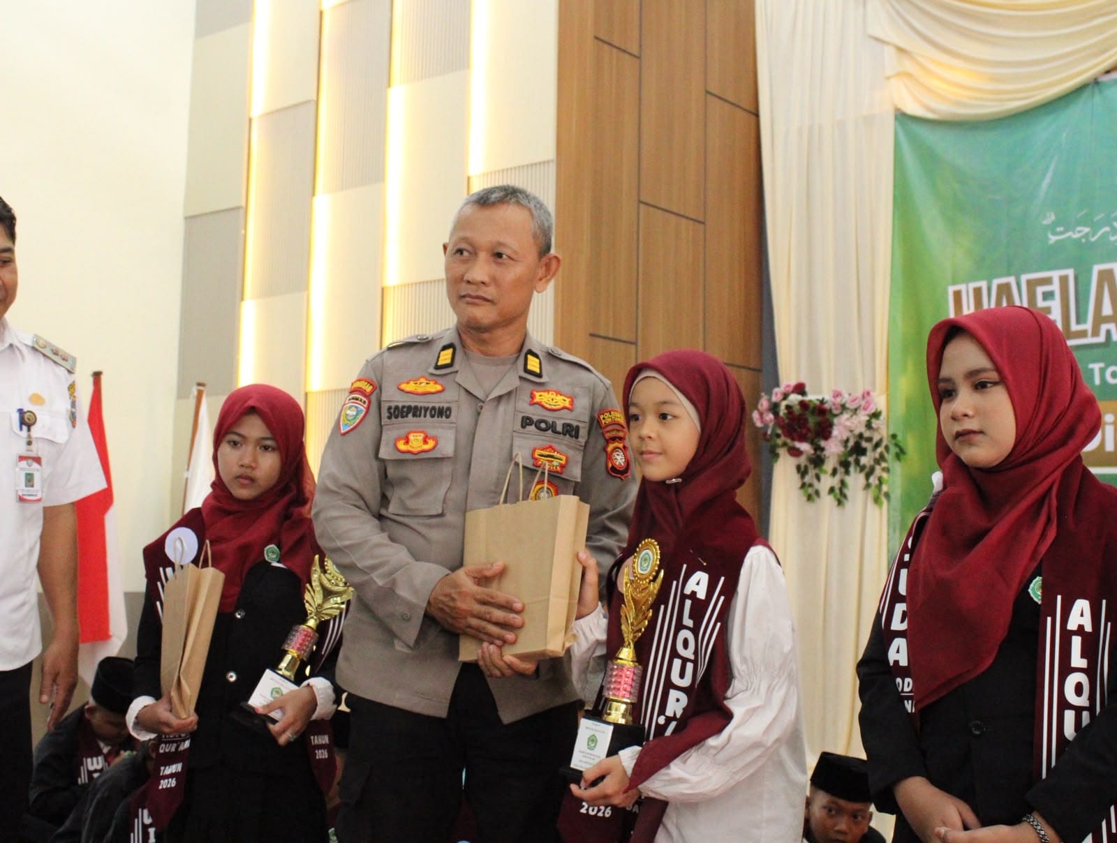 Kehadiran Polisi di Tengah Masyarakat, Kanit Binmas Ikuti Dies Mauludiyah ke-21 di Kelurahan Saigon