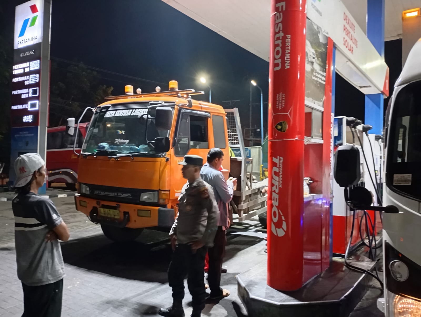 Antisipasi Dampak Penyesuaian Harga BBM, Patroli Enggang Polsek Pontianak Utara Sambangi SPBU