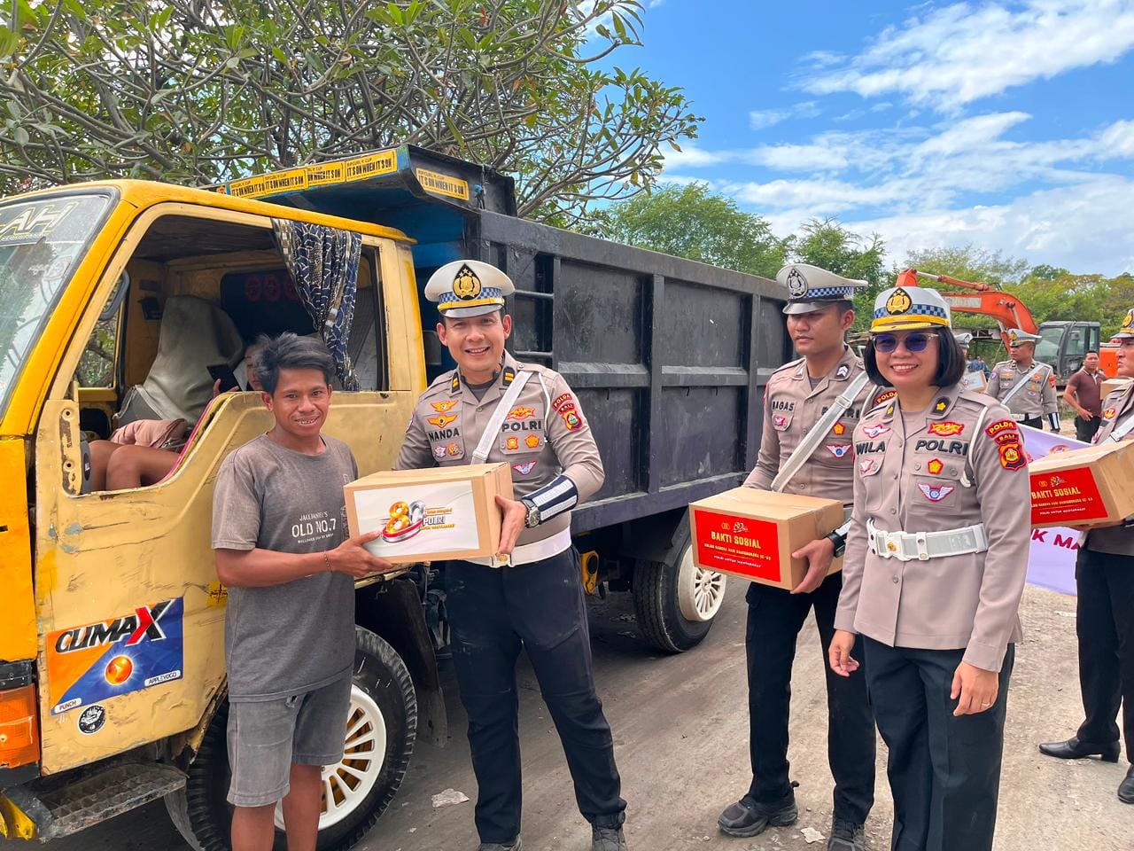 Sambut HUT Bhayangkara ke-80, Polri Salurkan Ratusan Paket Bakti Sosial kepada Masyarakat