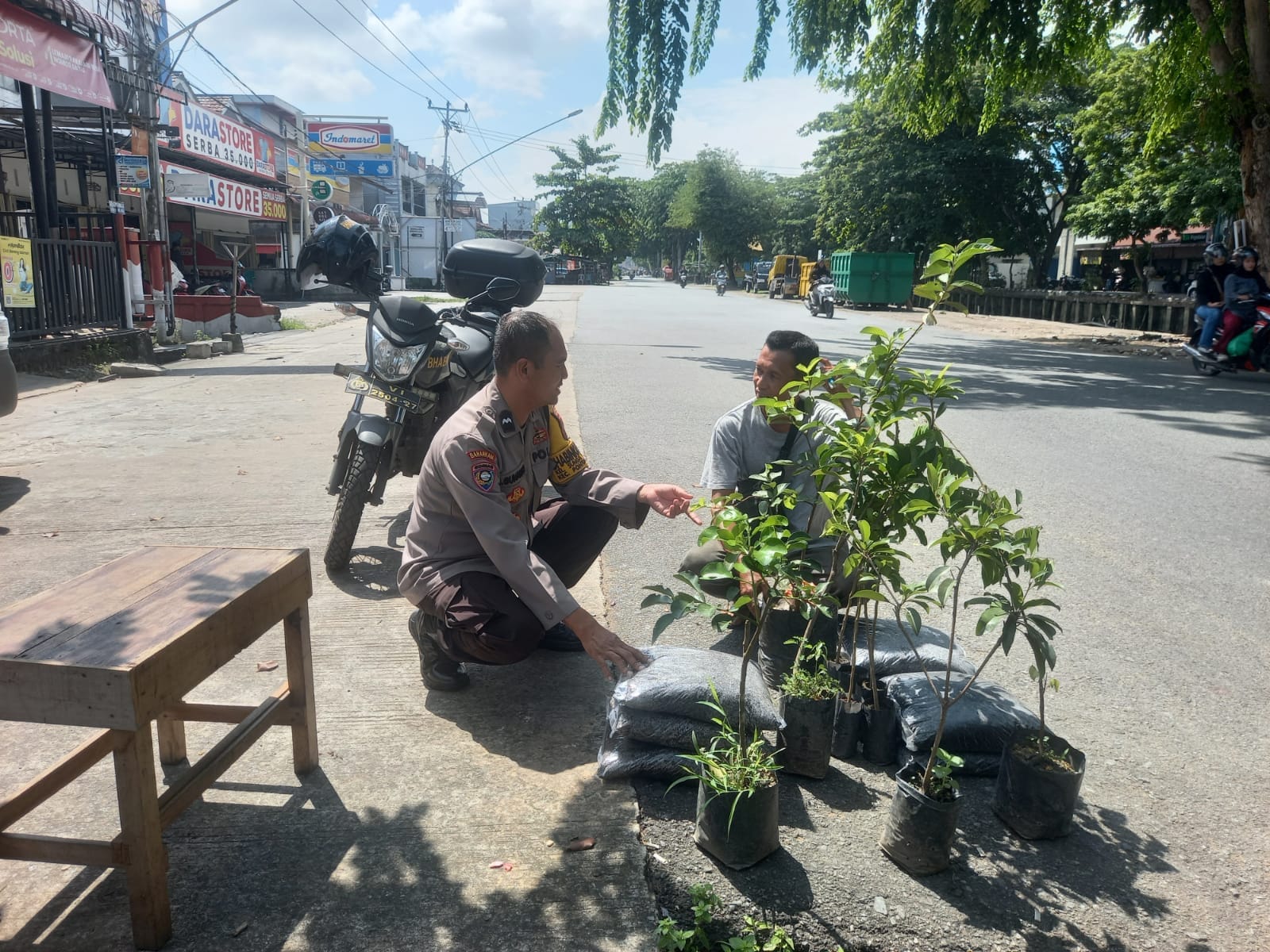 Tingkatkan Kewaspadaan Warga, Bhabinkamtibmas Sei Jawi Dalam Gencarkan Patroli dan Himbauan Kamtibmas