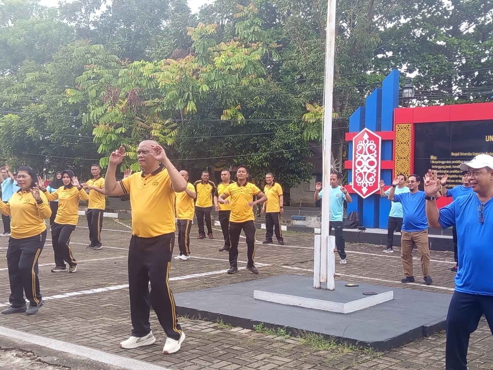 Semangat Hidup Sehat, Civitas Akademika Universitas PGRI Pontianak dan Polsek Pontianak Kota Kompak Senam Bersama