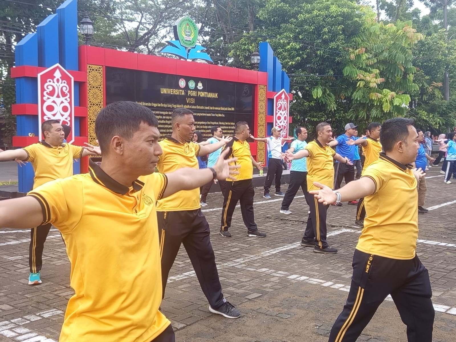 Jum’at Bugar, Universitas PGRI Pontianak dan Polsek Pontianak Kota Pererat Kebersamaan Lewat Senam Bersama