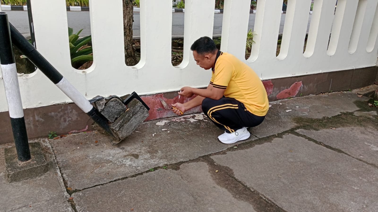 Sambut HUT Bhayangkara ke-80, Kapolsek Pontianak Selatan Pimpin Aksi Gotong Royong Bersihkan Mako
