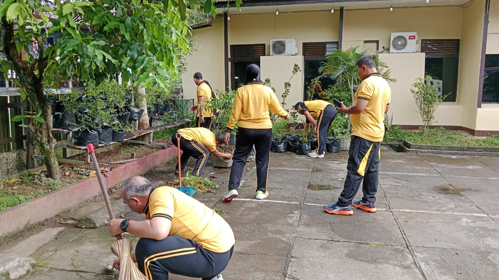 Jelang HUT Bhayangkara ke-80, Personel Polsek Pontianak Selatan Kompak Bersihkan Lingkungan Mako