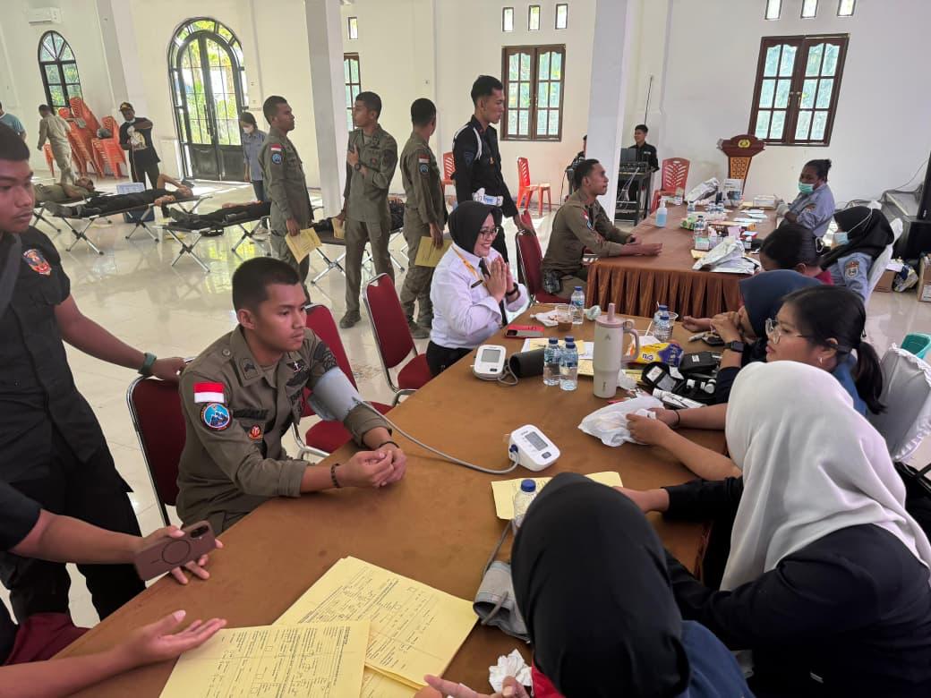 Meriahkan HUT Bhayangkara ke-80, Personel Damai Cartenz Partisipasi Dalam Giat Donor Darah di Polres Nabire