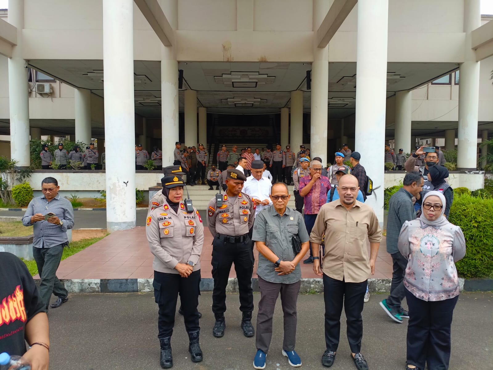 Polresta Pontianak Kawal Pengamanan Aksi Unjuk Rasa Solmadapar di DPRD Kalbar