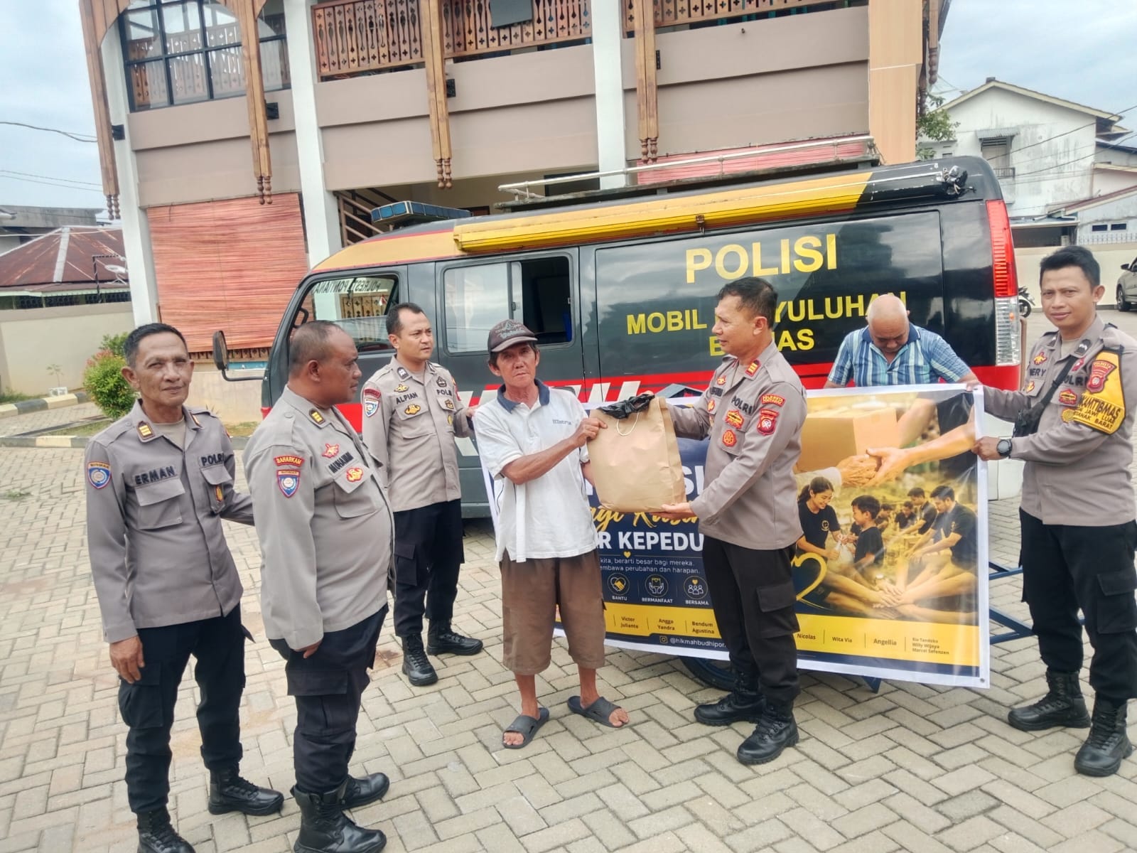 Perkuat Semangat Berbagi, Satbinmas Polresta Pontianak Kolaborasi dengan Yayasan Hikmah Budi Gelar Bansos