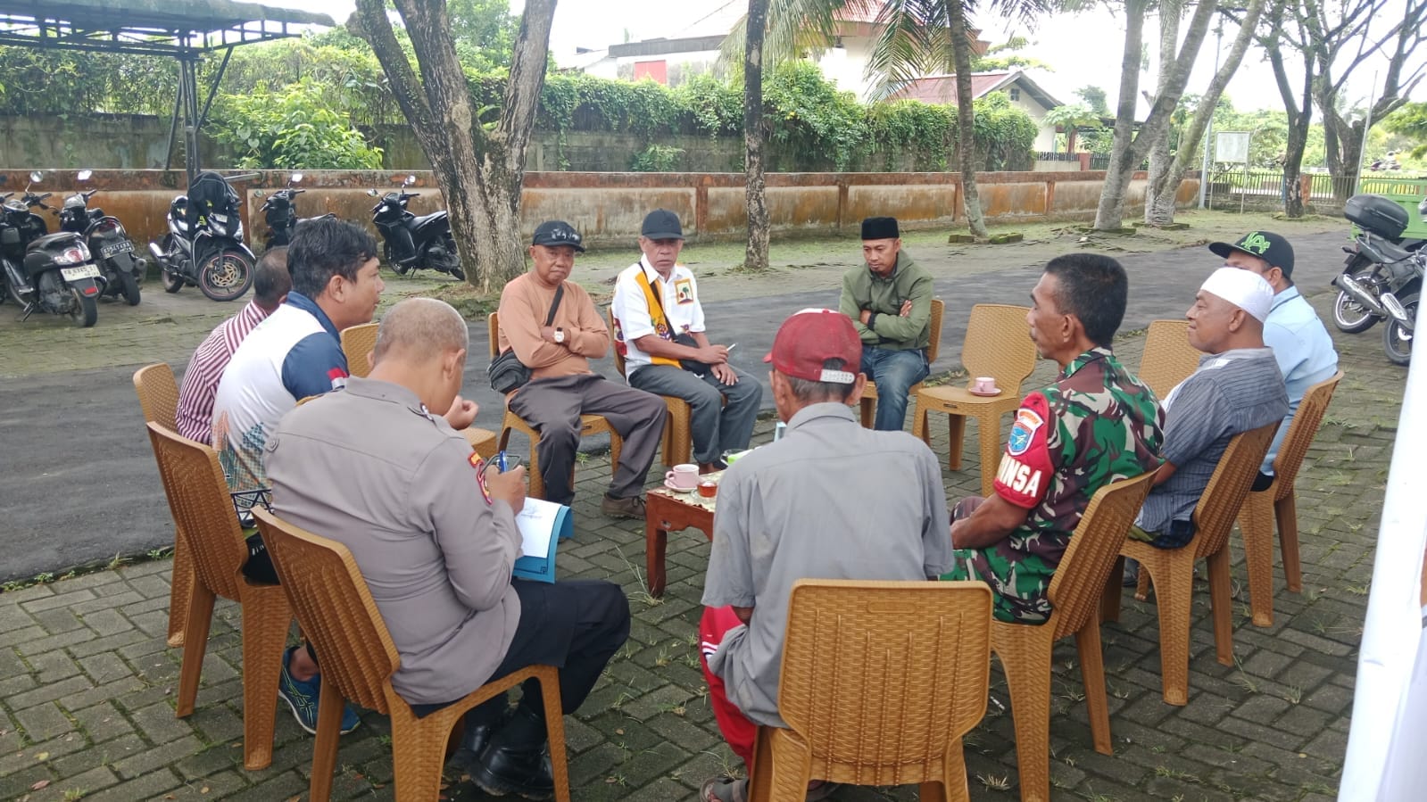 Bhabinkamtibmas Tanjung Hilir Hadiri Rembug Desa, Bahas Solusi Permasalahan Wakaf