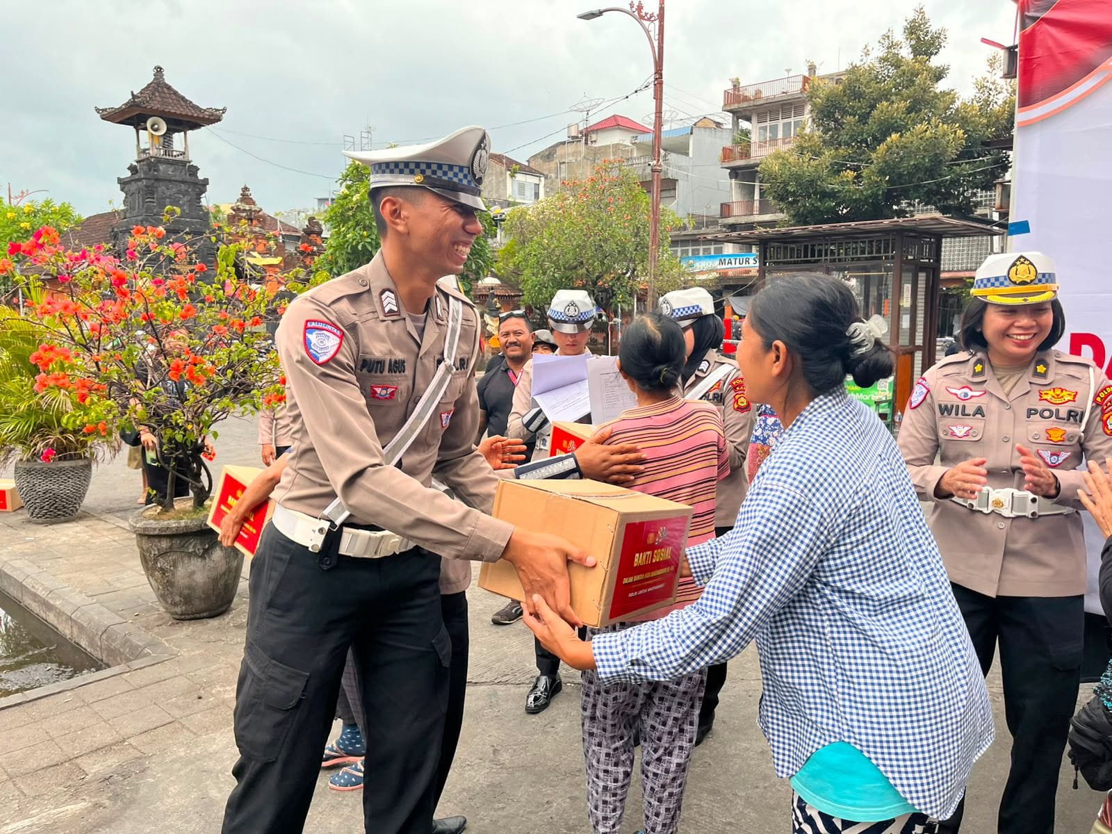 Polda Bali Bagikan 300 Paket Sembako di Pasar Kumbasari