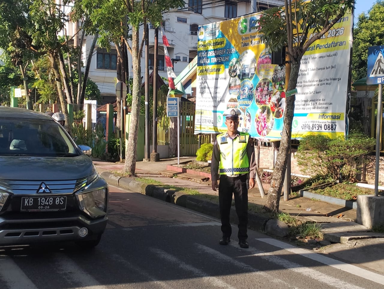 Polsek Pontianak Kota Laksanakan Pengamanan Humanis pada Kegiatan Jalan Sehat SD Bawamai