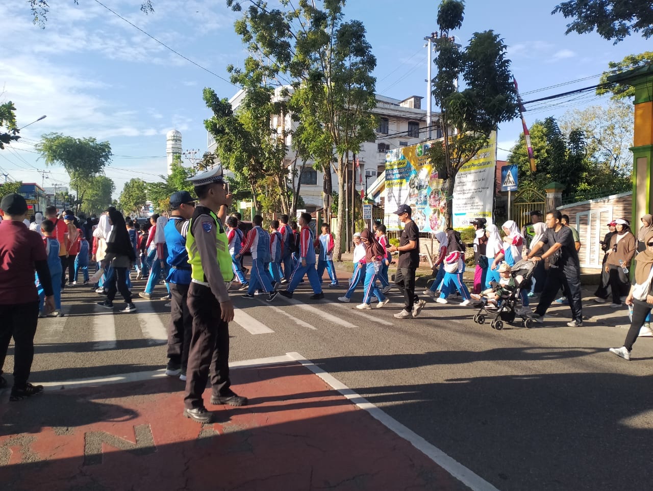 Jaga Keamanan dan Ketertiban, Polsek Pontianak Kota Kawal Jalan Sehat SD Bawamai Pontianak