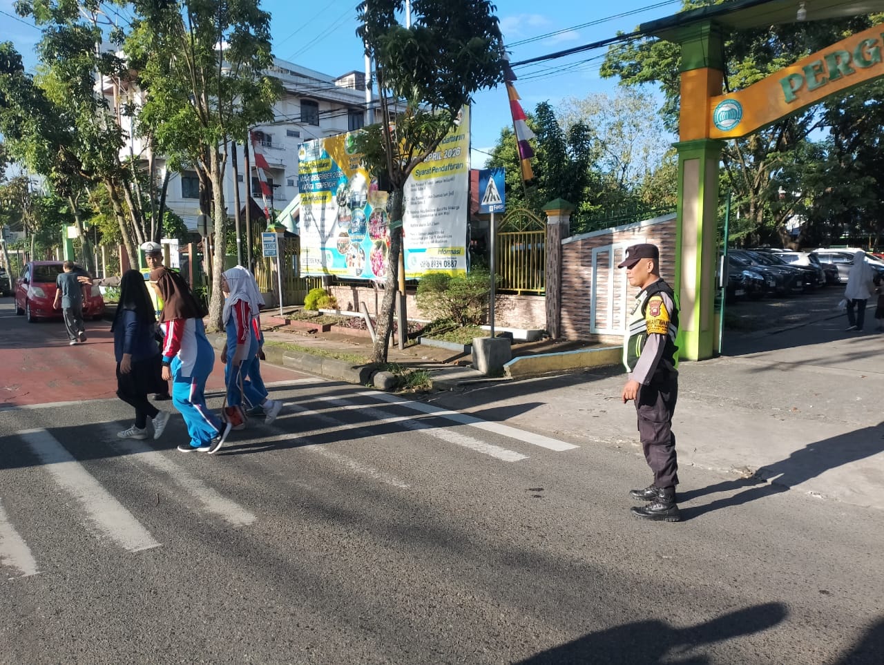 Polsek Pontianak Kota Amankan Kegiatan Jalan Sehat SD Bawamai Pontianak untuk Pastikan Kelancaran Acara