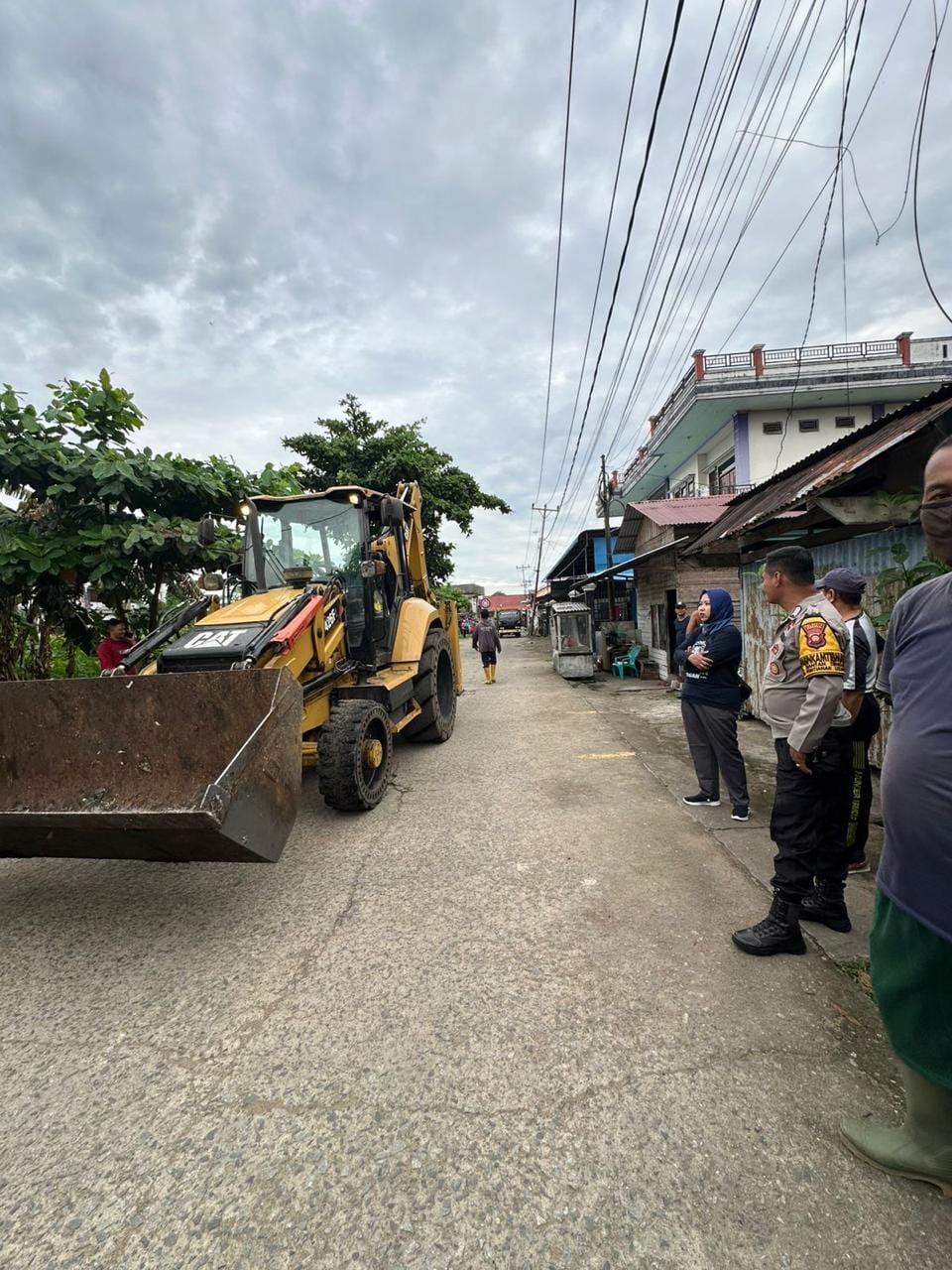 Bersama Tiga Pilar, Bhabinkamtibmas Siantan Tengah Gotong Royong Bersihkan Sampah di Jalan Selat Bali