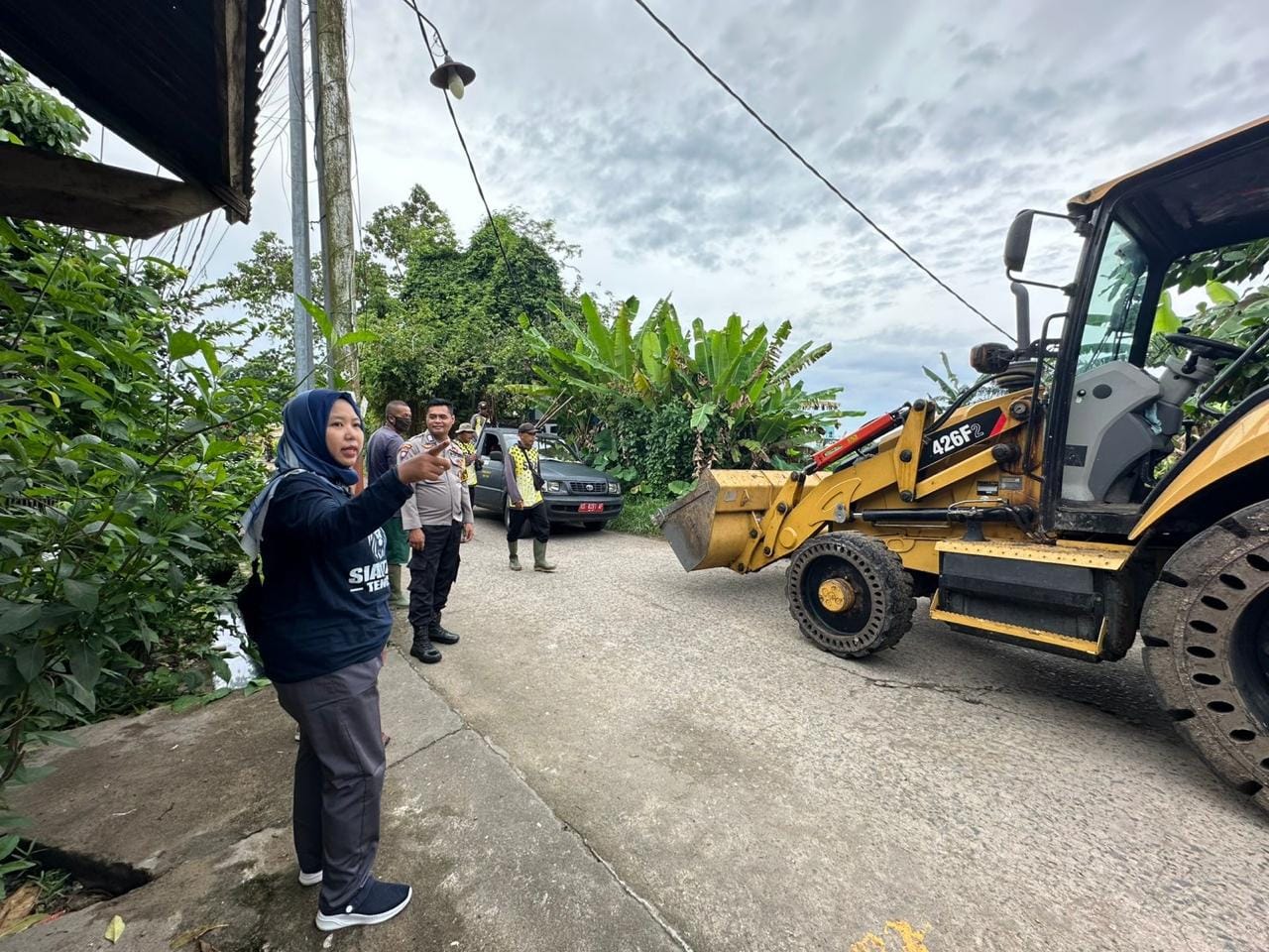 Wujud Kepedulian Lingkungan, Bhabinkamtibmas Siantan Tengah dan Warga Gelar Aksi Bersih-Bersih