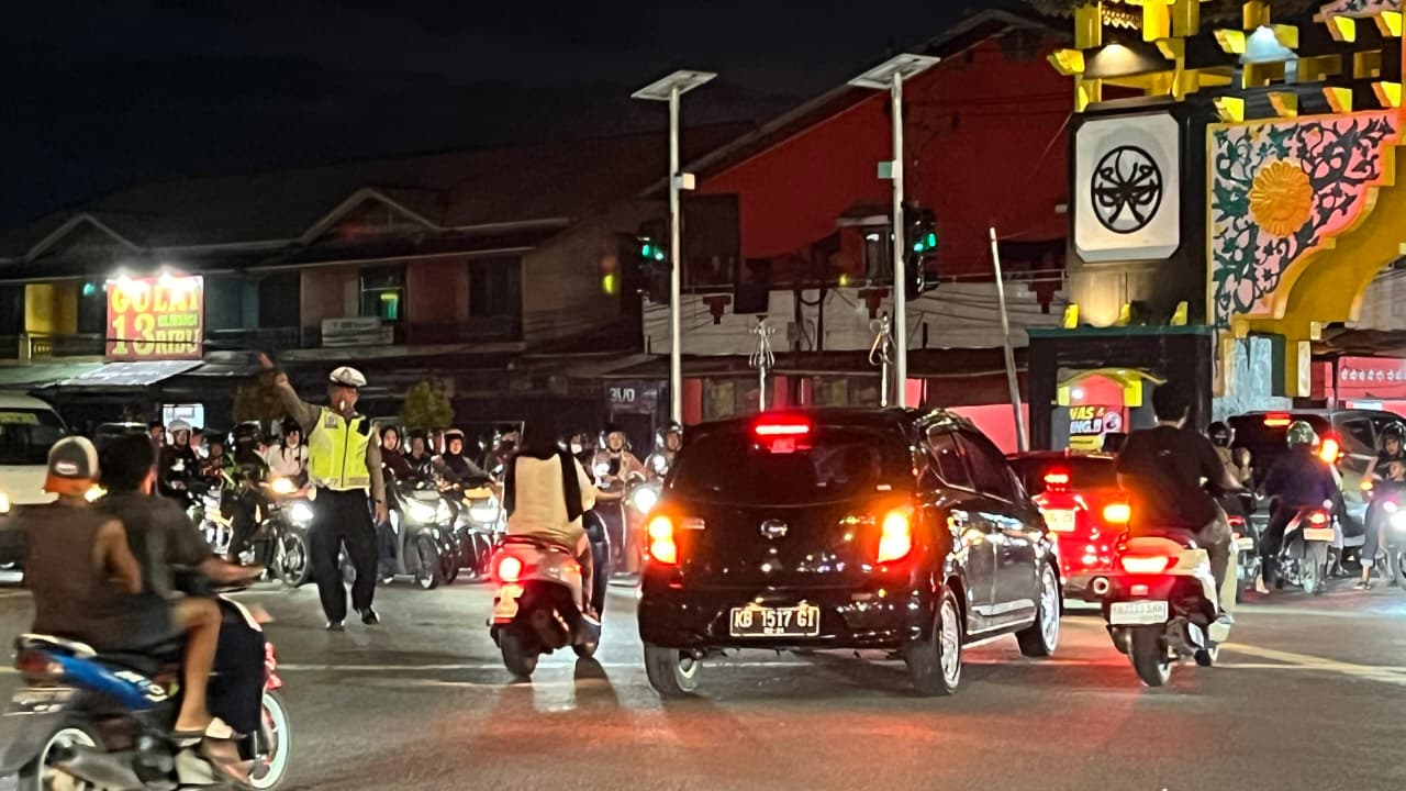 Antisipasi Kepadatan Arus Kendaraan, Polsek Pontianak Timur Gelar Pengaturan Lalu Lintas di Simpang Tanjung Raya