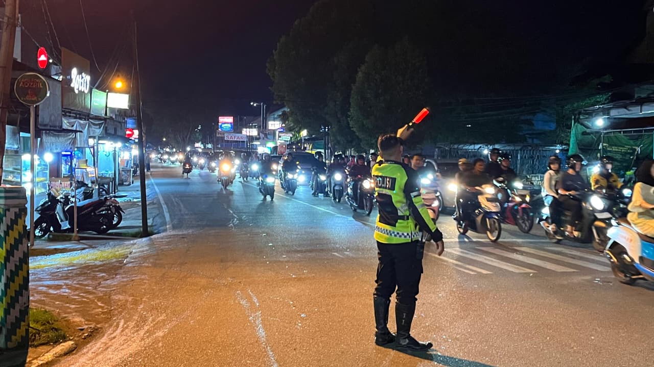 Personel Lantas Polsek Pontianak Timur Turun ke Jalan, Lancarkan Arus Lalu Lintas Malam Minggu