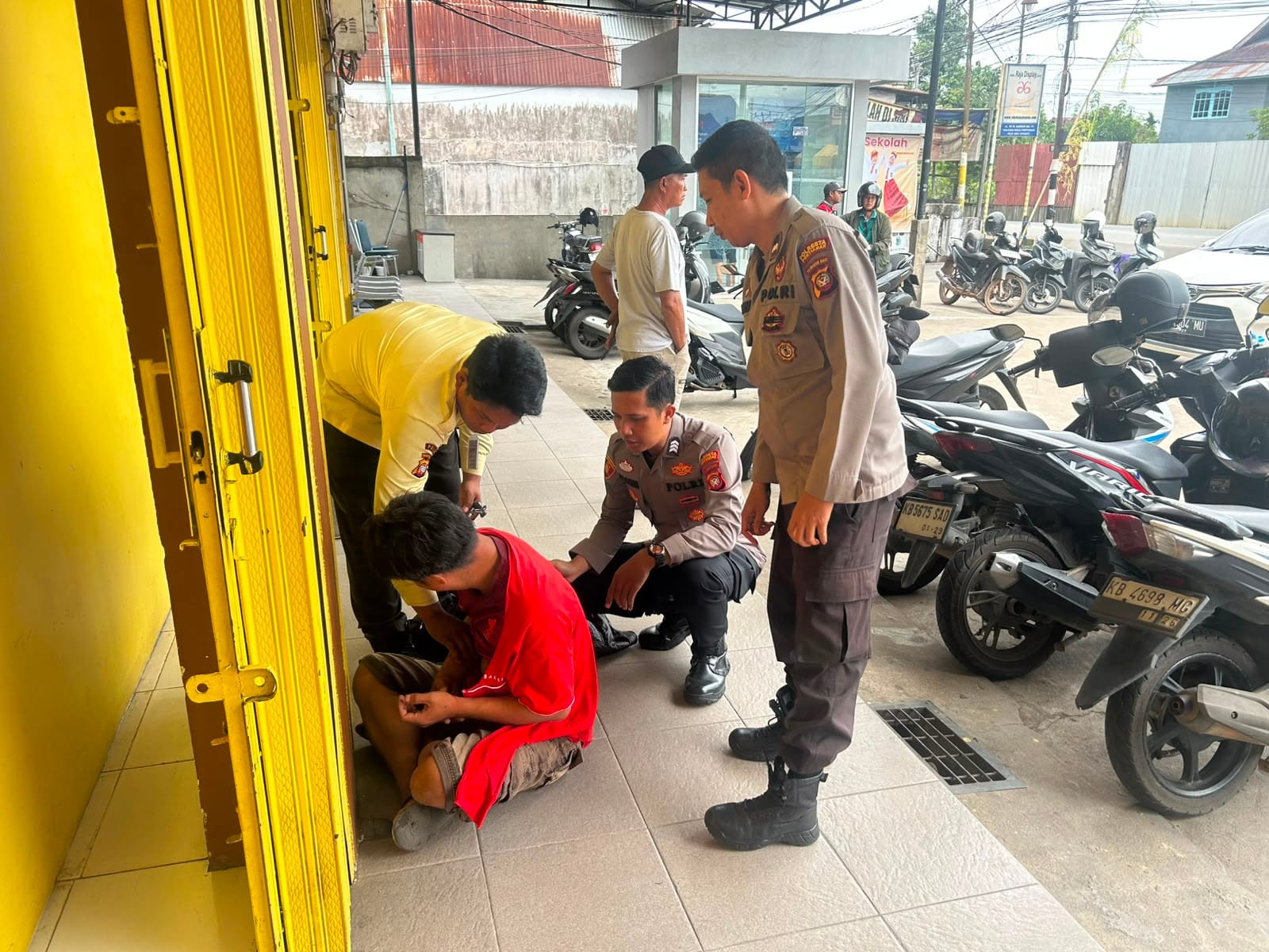Respons Cepat Personel Enggang Polsek Pontianak Timur Amankan Terduga Pelaku Pencurian di Toko Mr. DIY