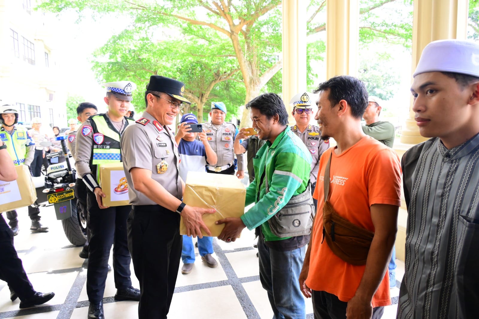 Polda Jambi Salurkan 1.000 Paket Sembako dan Lepas Bantuan Sosial Sambut Hari Bhayangkara ke-80