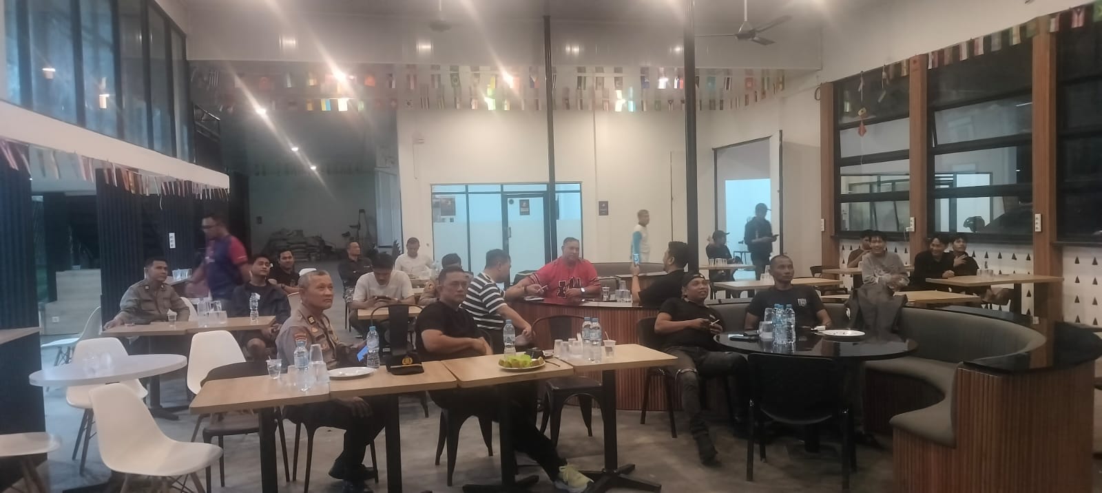 Nobar Piala Dunia Bersama Warga, Kapolsek Pontianak Timur Bangun Kedekatan dan Kebersamaan