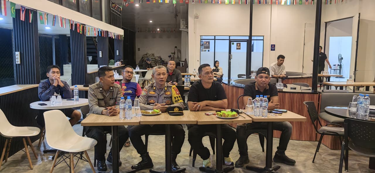 Kapolsek Pontianak Timur Bersama Anggota dan Warga Gelar Nobar Piala Dunia Spanyol vs Cabo Verde