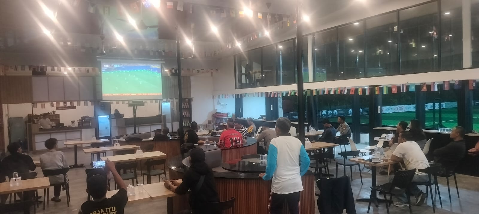 Pererat Kebersamaan dengan Masyarakat, Kapolsek Pontianak Timur Nobar Laga Spanyol Kontra Cabo Verde