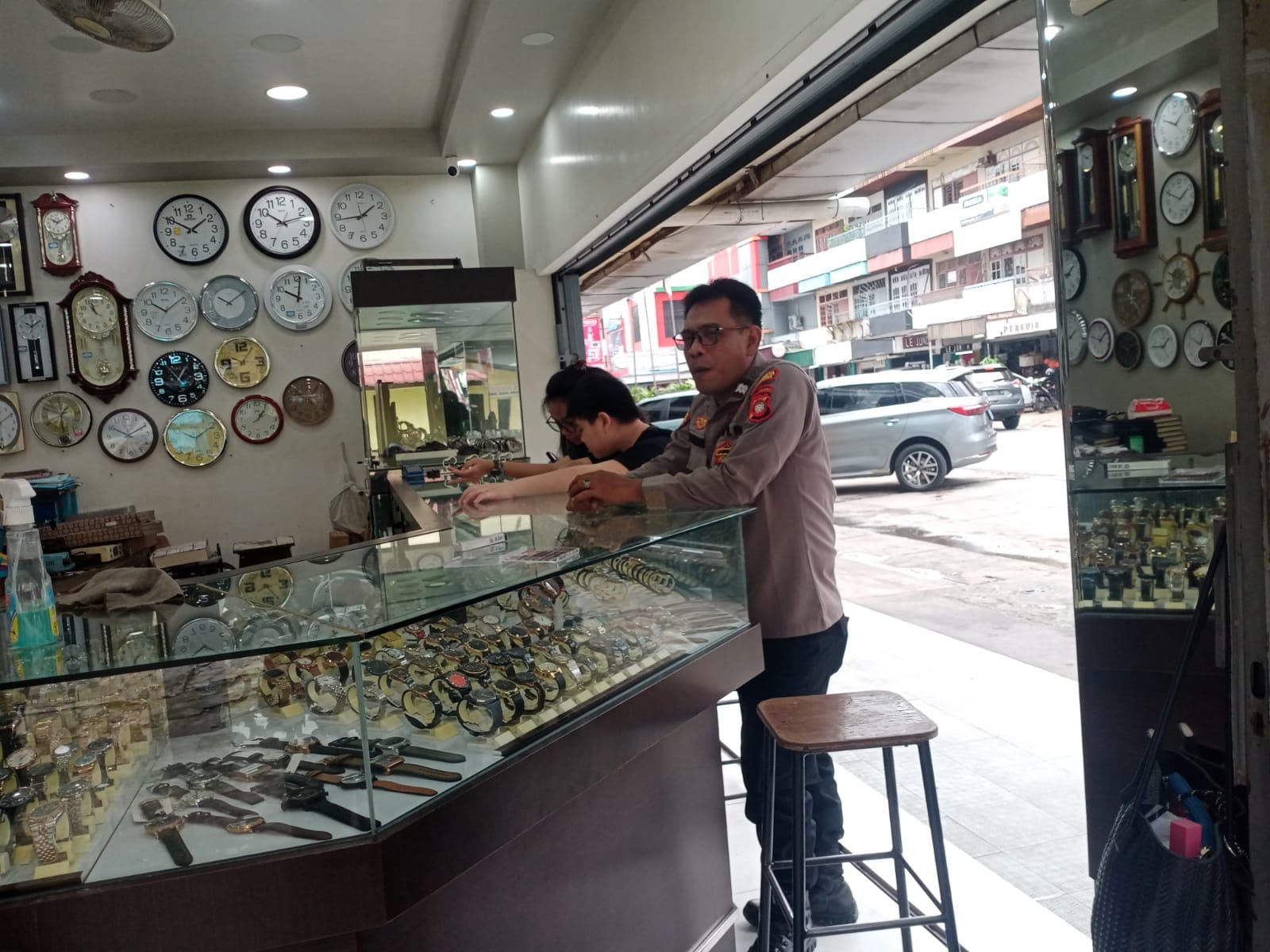 Polisi Hadir di Tengah Masyarakat, Personel Pos Nusa Indah Sampaikan Himbauan Kamtibmas di Pasar