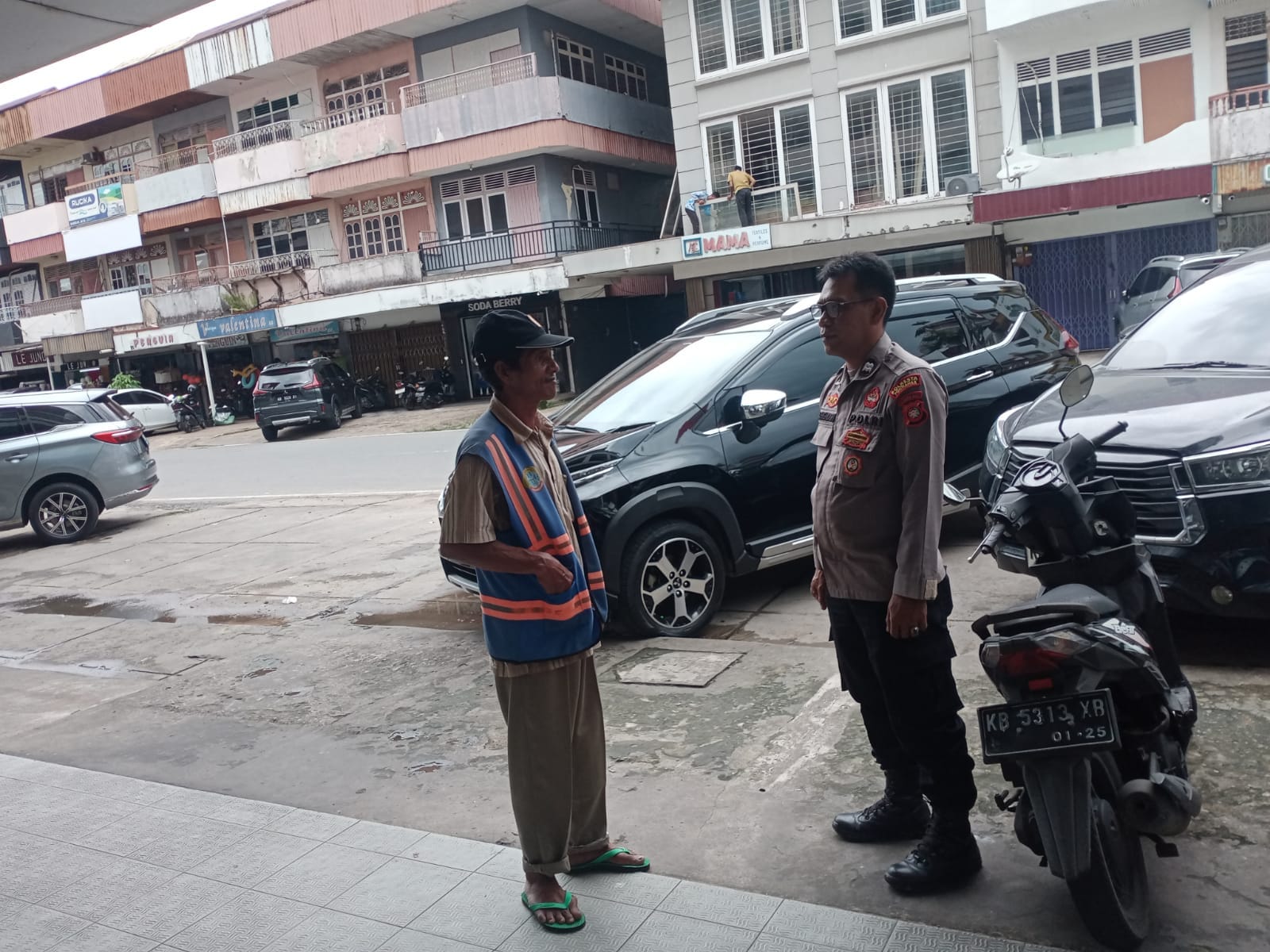 Personel Pos Polisi Nusa Indah Berikan Himbauan Kamtibmas kepada Pedagang dan Pengunjung Pasar