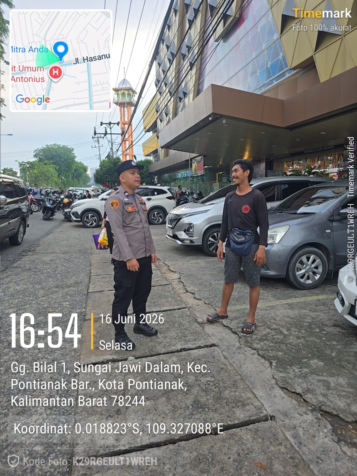 Patroli Dialogis di Swalayan Citra Jeruju dan Mitra Anda, Personel Enggang Ajak Warga Waspada Curanmor