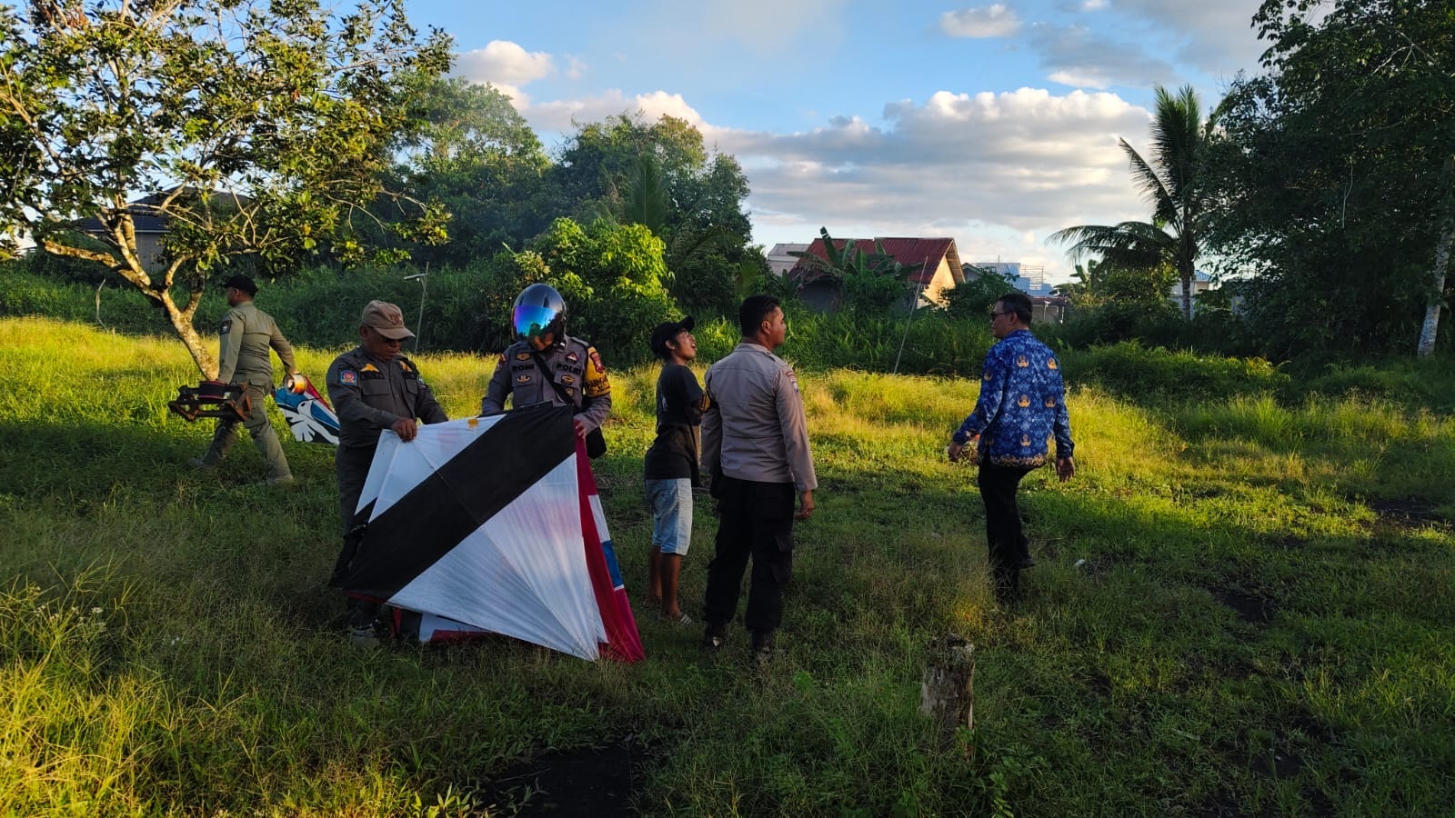 Tanggapi Keluhan Warga, Tim Gabungan Tertibkan Permainan Layangan di Sejumlah Lokasi Pontianak Utara