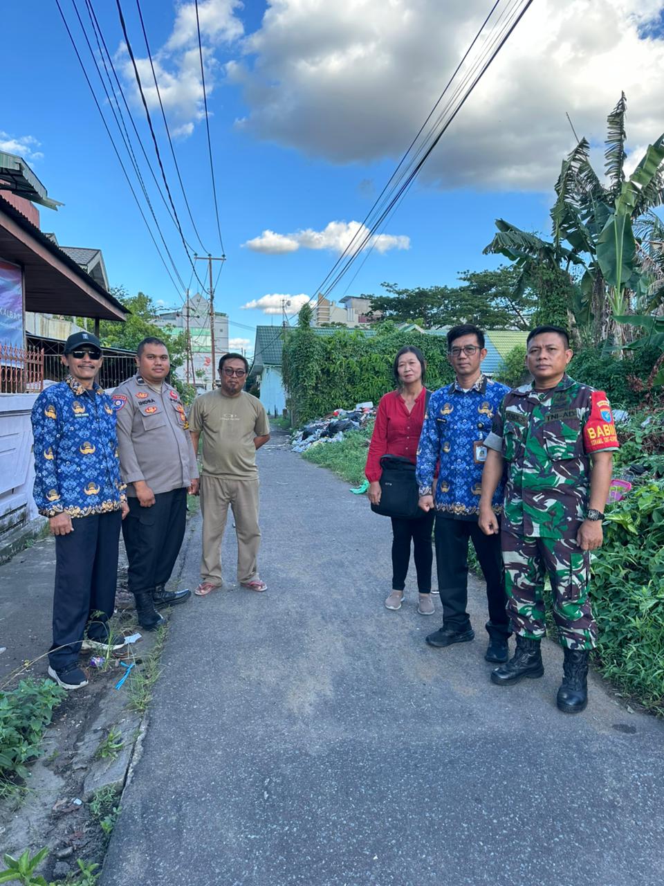Jaga Kebersihan Lingkungan, Tiga Pilar Kelurahan Darat Sekip Tindak Pembuangan Sampah Liar di Gang Sa'aman