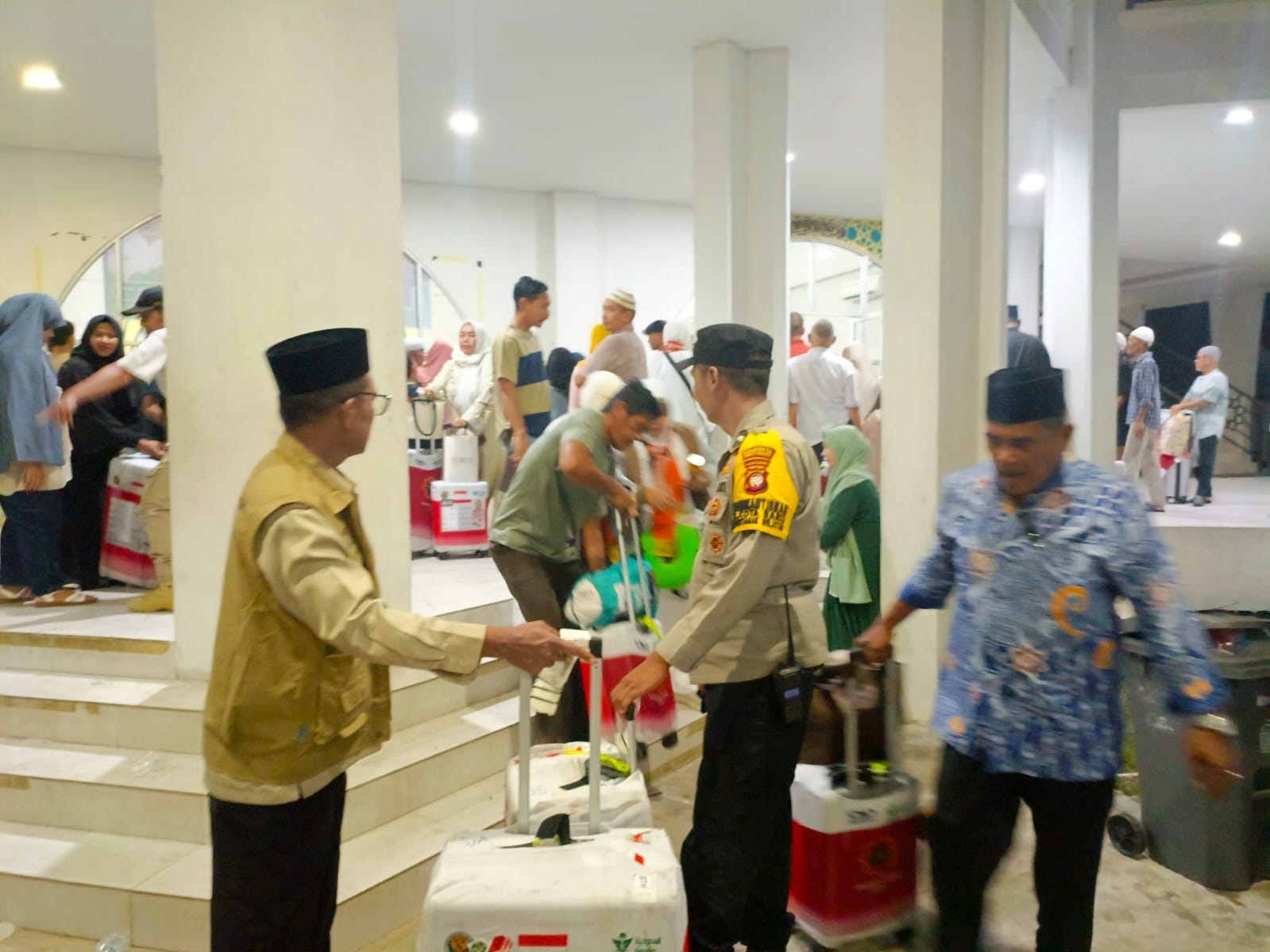 Sambut Kepulangan Jamaah Haji, Polsek Pontianak Selatan Berikan Pengamanan dan Pelayanan Humanis