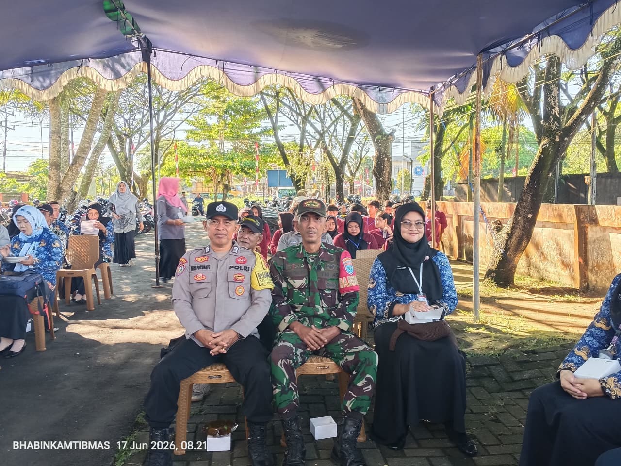 Wujud Dukungan terhadap Pembangunan Wilayah, Bhabinkamtibmas Tanjung Hilir Hadiri Lomba Kelurahan Tingkat Kota Pontianak