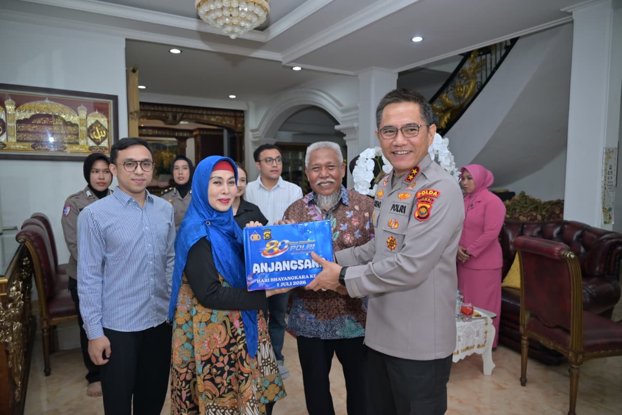 Kapolda Jambi Bersama PJU dan Bhayangkari Gelar Anjangsana ke Purnawirawan Polri dalam Rangka Hari Bhayangkara ke-80