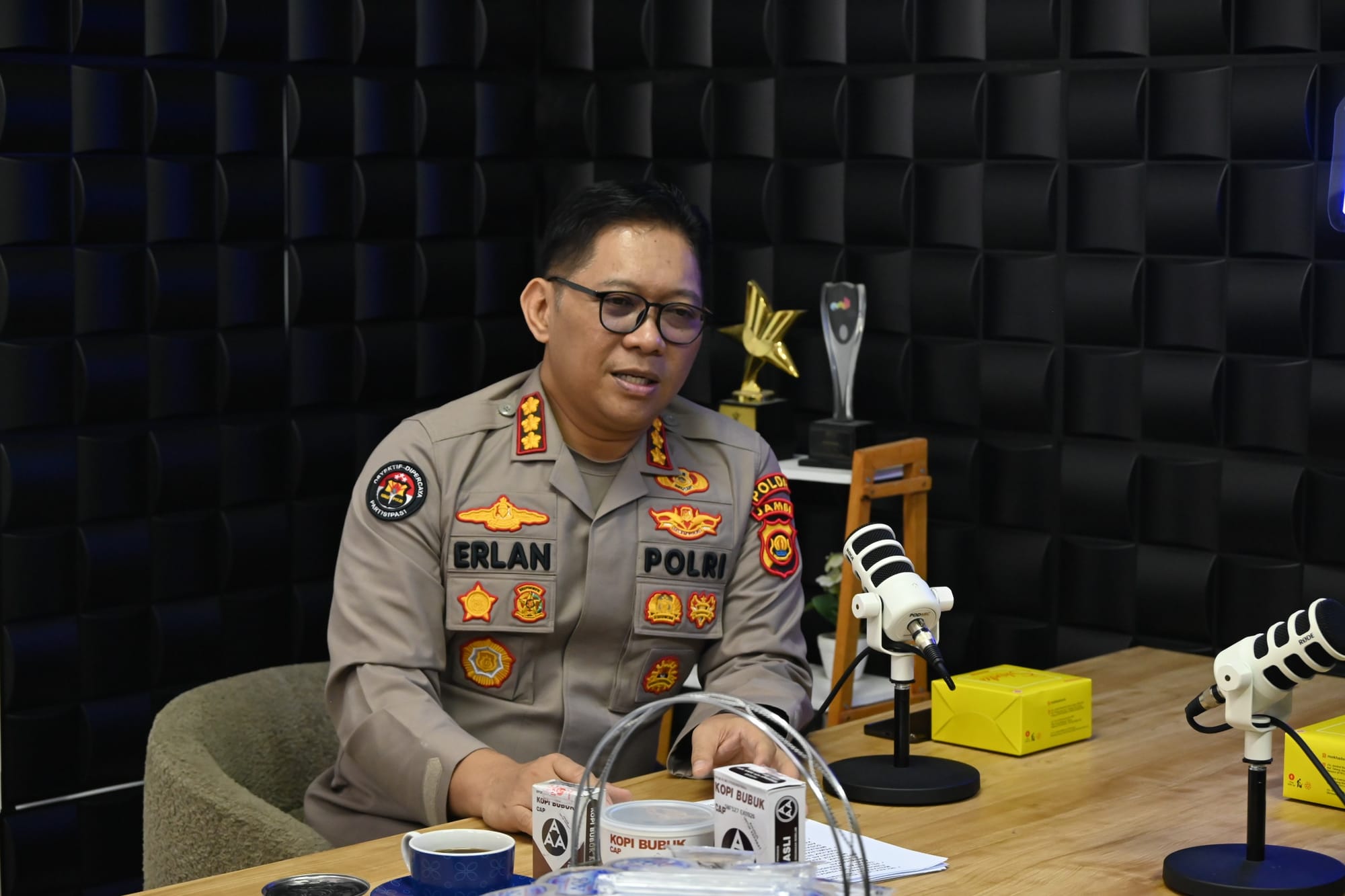 Kabid Humas Polda Jambi Paparkan Rangkaian Hari Bhayangkara ke-80 dan Program Presisi dalam Podcast Bersama Tribun Jambi