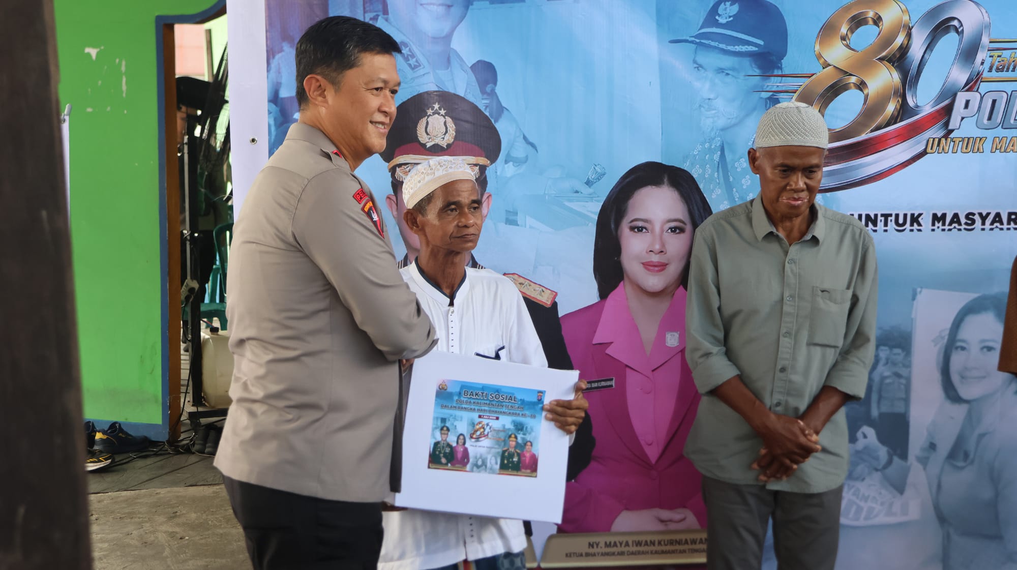 Polri Untuk Masyarakat, Polda Kalteng Salurkan Bansos dan Layanan Kesehatan untuk Korban Kebakaran di Palangka Raya
