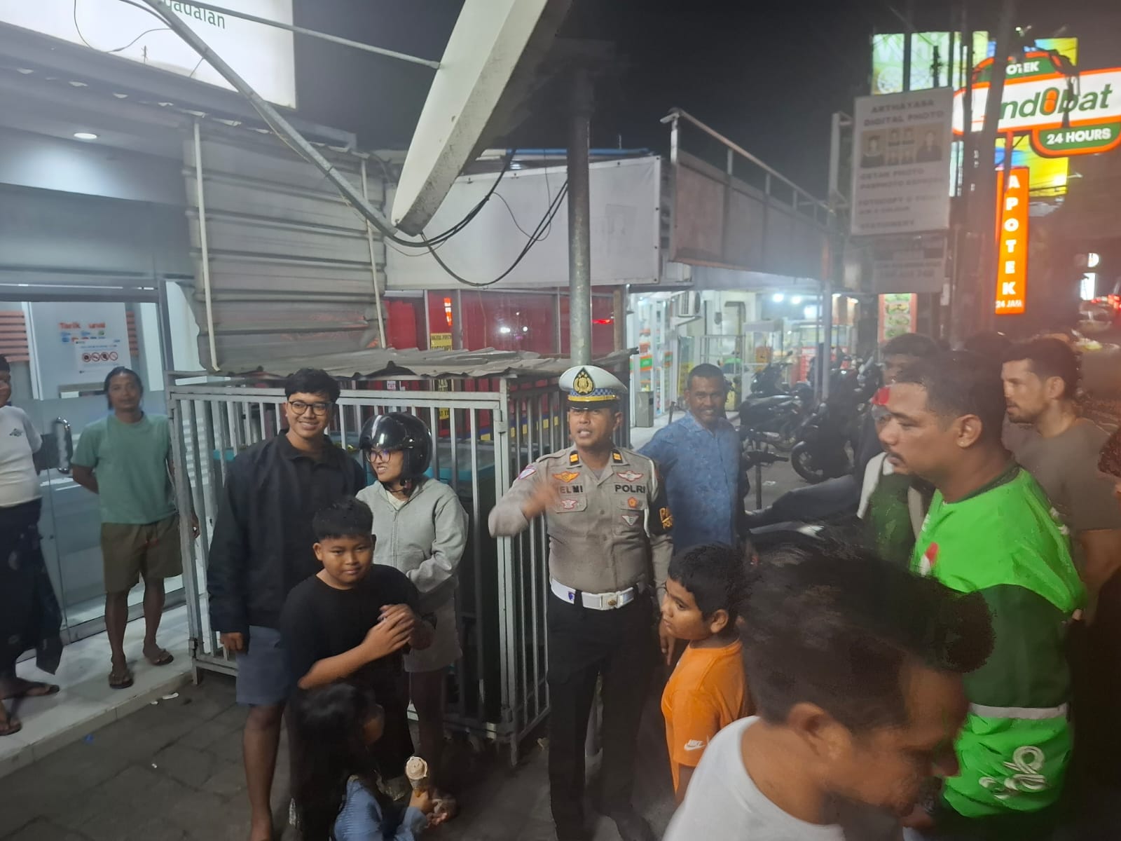 Laporan Melalui Call Center 110, Personel Kepolisian Bergerak Cepat Tangani Kecelakaan di Jalan Raya Uluwatu
